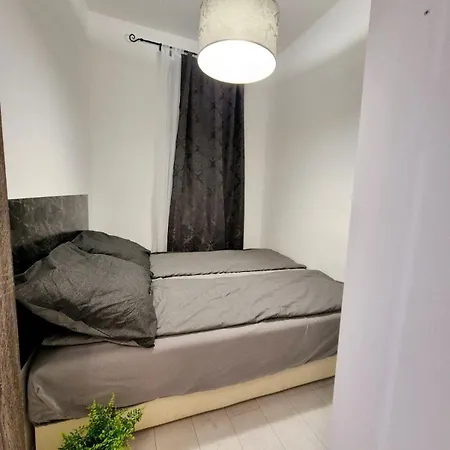 Chic In The Party District Apartment *