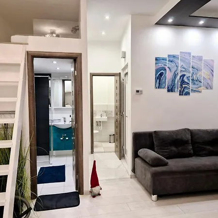 Apartment Chic In The Party District *