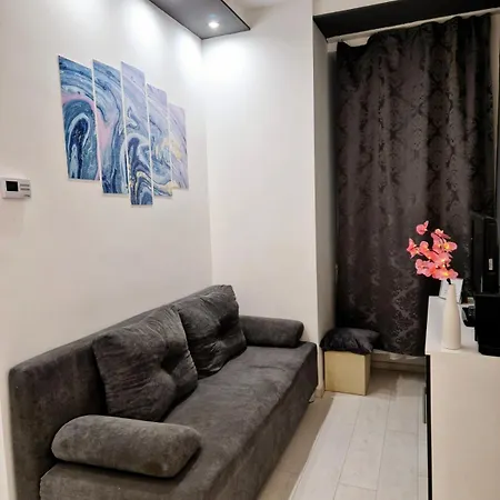 Chic In The Party District *