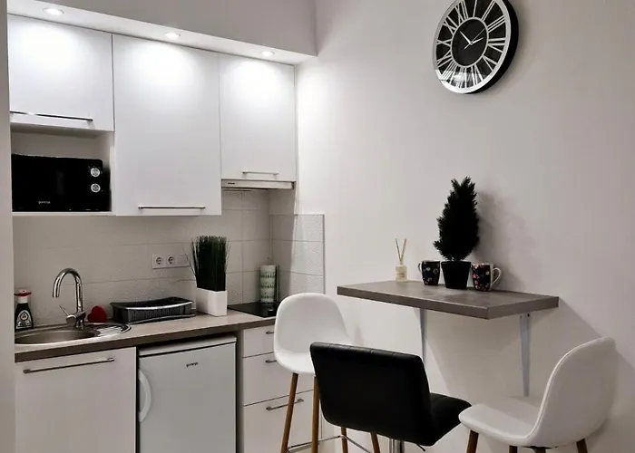 Chic In The Party District * Budapesta